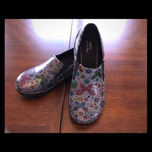 Spring Step Clogs